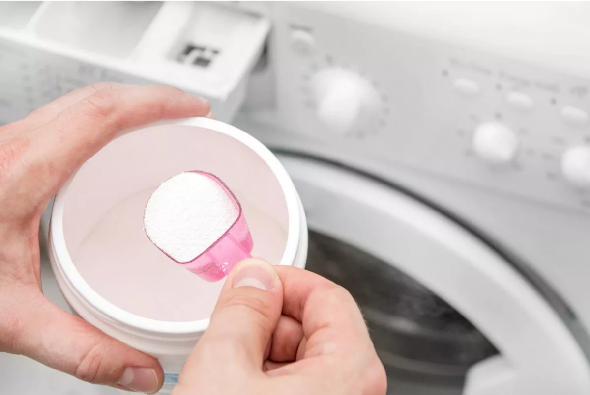 Tegyen 4 púpozott evőkanállal a mosógépbe, és indítsa el a törölközőprogramot – fehérebb lesz, mint vegyszerekkel