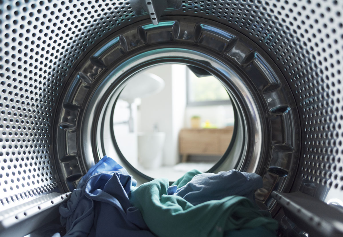 Vége a szárítógépnek: a harisnyatrükk, amivel télen is gyorsabban szárad a ruha